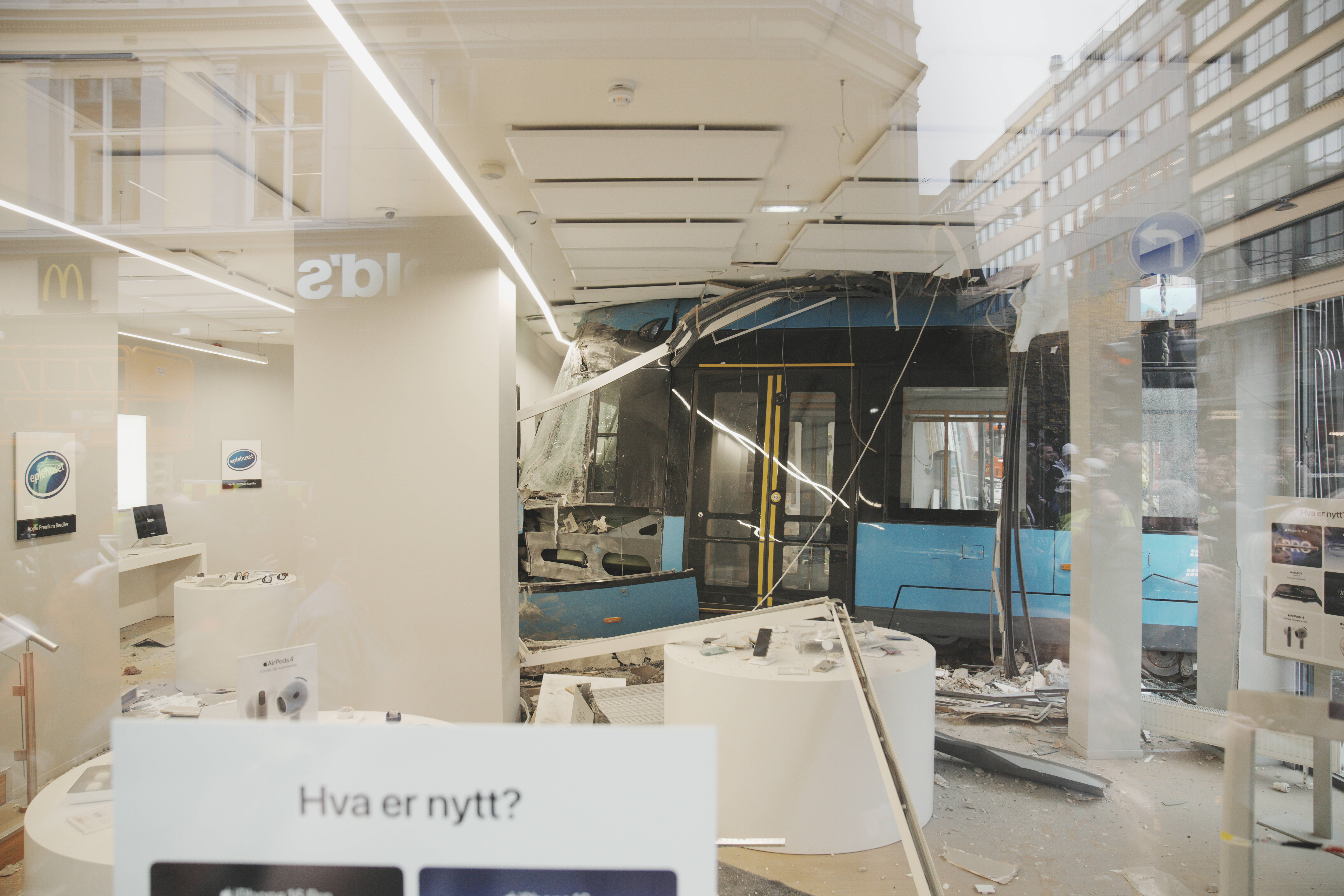 Tramwaj nie skręcił na rozjeździe i wjechał prosto do sklepu Apple. Foto: PAP/NTB