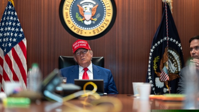 Zdjęcie udostępnione przez Biały Dom przedstawia prezydenta USA Donalda Trumpa w Sali Sytuacyjnej Białego Domu w Waszyngtonie