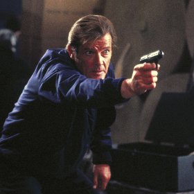 Roger Moore jako agent 007 james Bond w filmie For Your Eyes Only w 1981 roku