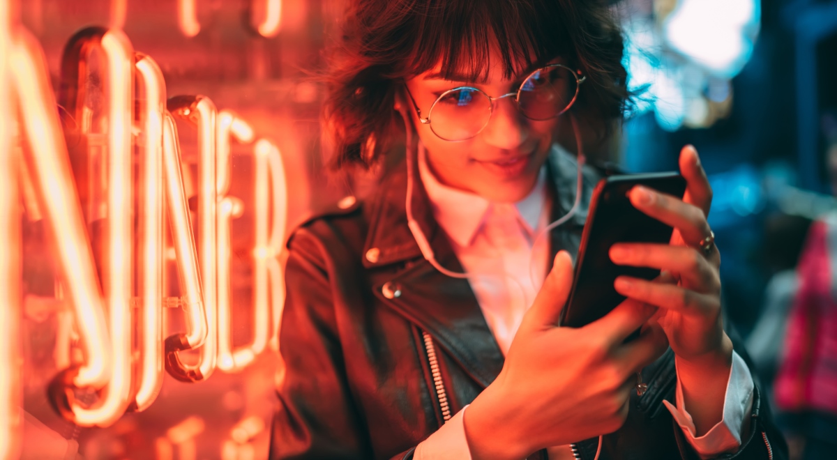 telefon słuchawki dziewczyna shutterstock 1200.jpg