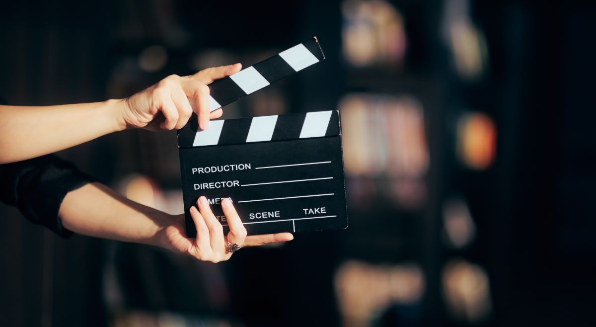 Film Nowy początek opowiada historię pracowników zakładu pogrzebowego, którzy zostają niespodziewanie odwiedzeni przez małą dziewczynkę, mówiącą, że jest nowym wcieleniem ich zmarłego ojca