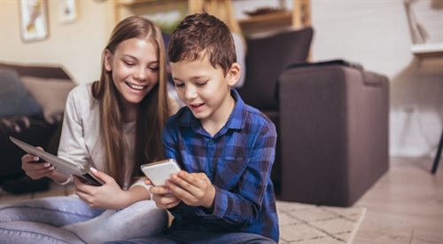 Przewodnik po czarodziejskiej krainie Internetu ułatwi najmłodszym bezpieczne korzystanie z globalnej sieci.