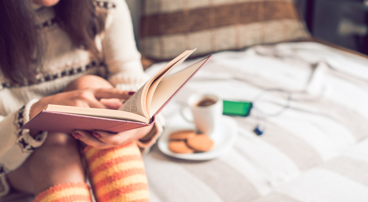 Młodzi coraz chętniej sięgają po książki. Przyciąga ich literatura young adult